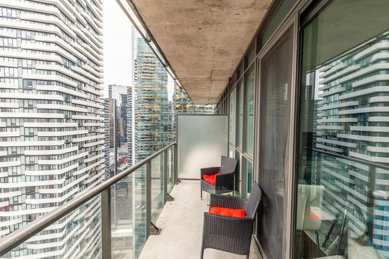 Gorgeous 1Br W/Parking Across The Scotiabank Arena Toronto Exterior photo