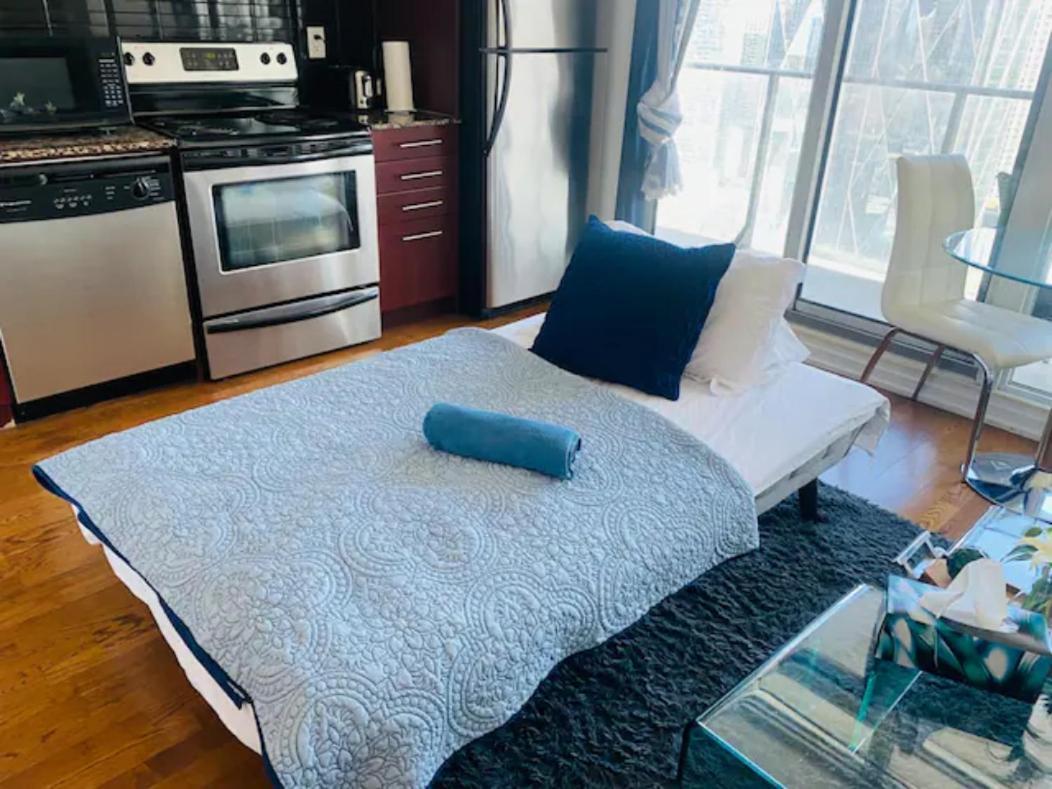 Gorgeous 1Br W/Parking Across The Scotiabank Arena Toronto Exterior photo