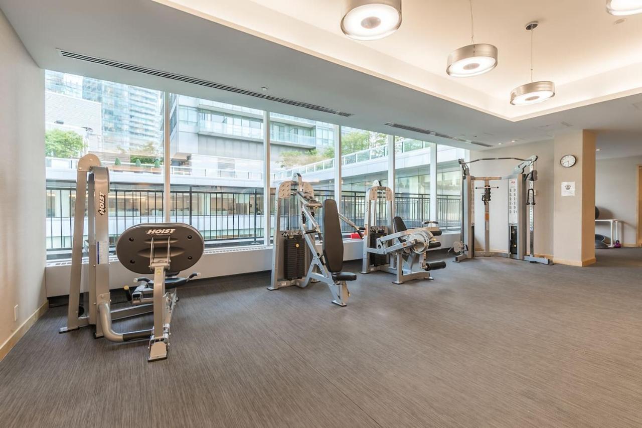 Gorgeous 1Br W/Parking Across The Scotiabank Arena Toronto Exterior photo