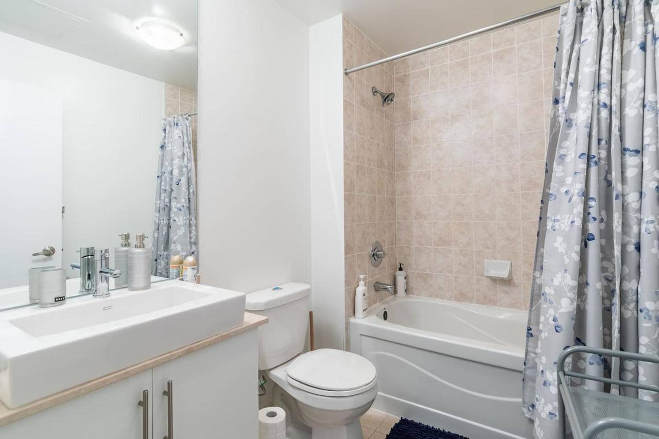 Gorgeous 1Br W/Parking Across The Scotiabank Arena Toronto Exterior photo