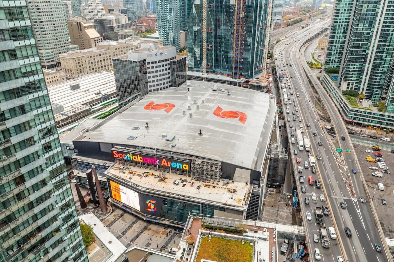 Gorgeous 1Br W/Parking Across The Scotiabank Arena Toronto Exterior photo