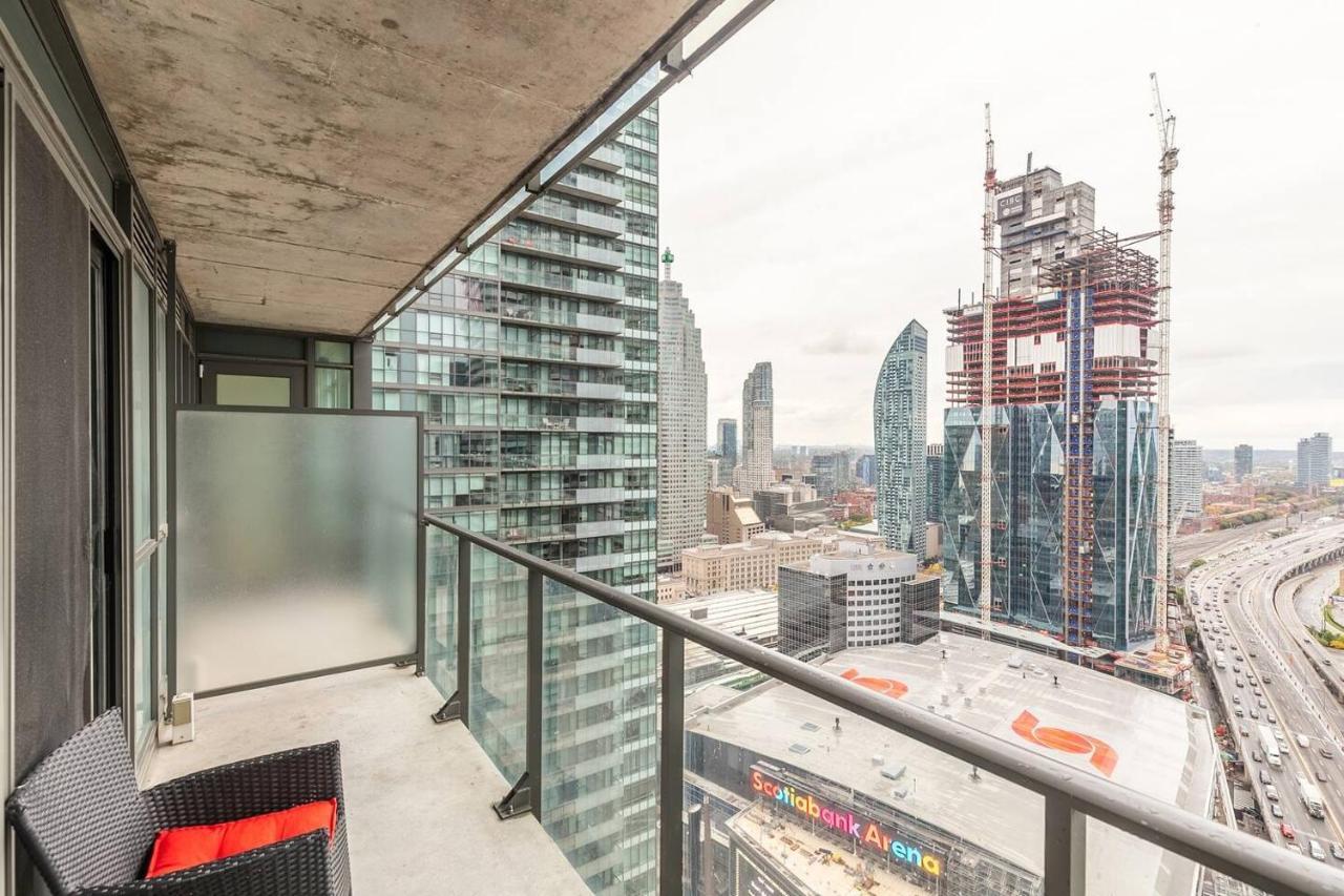 Gorgeous 1Br W/Parking Across The Scotiabank Arena Toronto Exterior photo