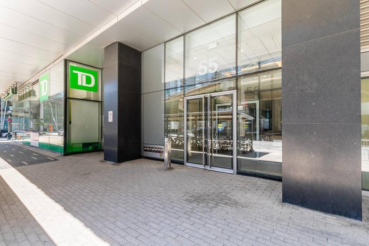 Gorgeous 1Br W/Parking Across The Scotiabank Arena Toronto Exterior photo