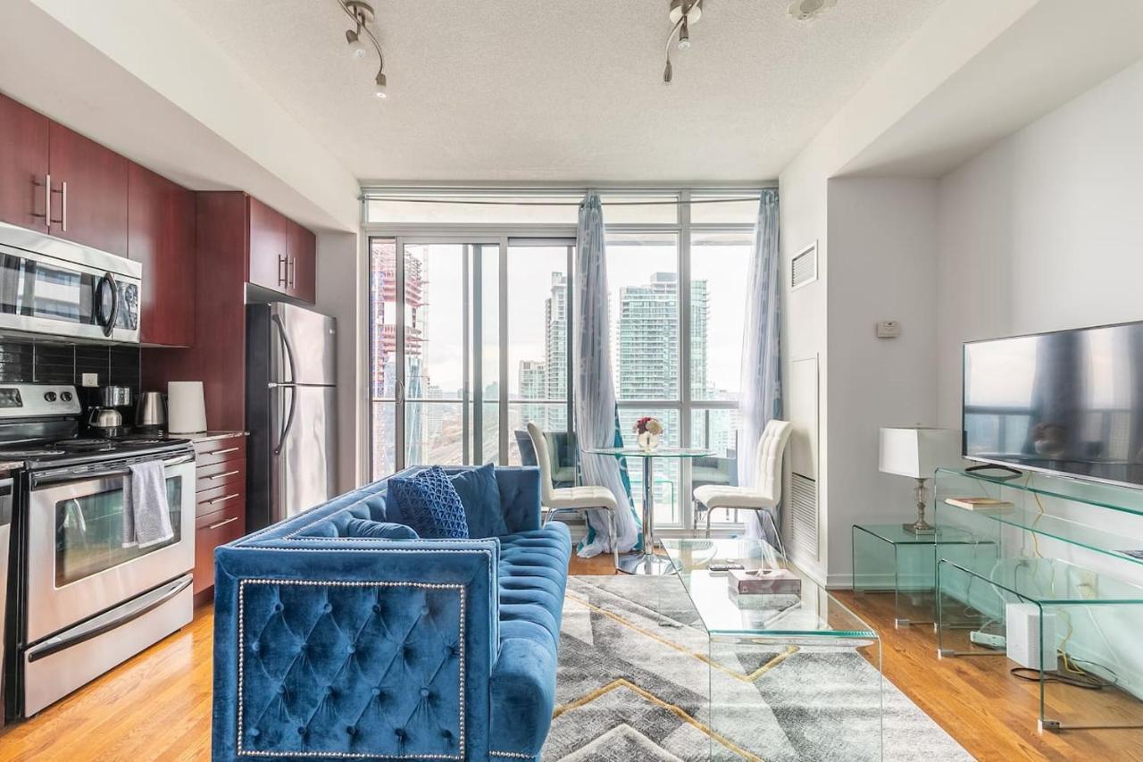 Gorgeous 1Br W/Parking Across The Scotiabank Arena Toronto Exterior photo