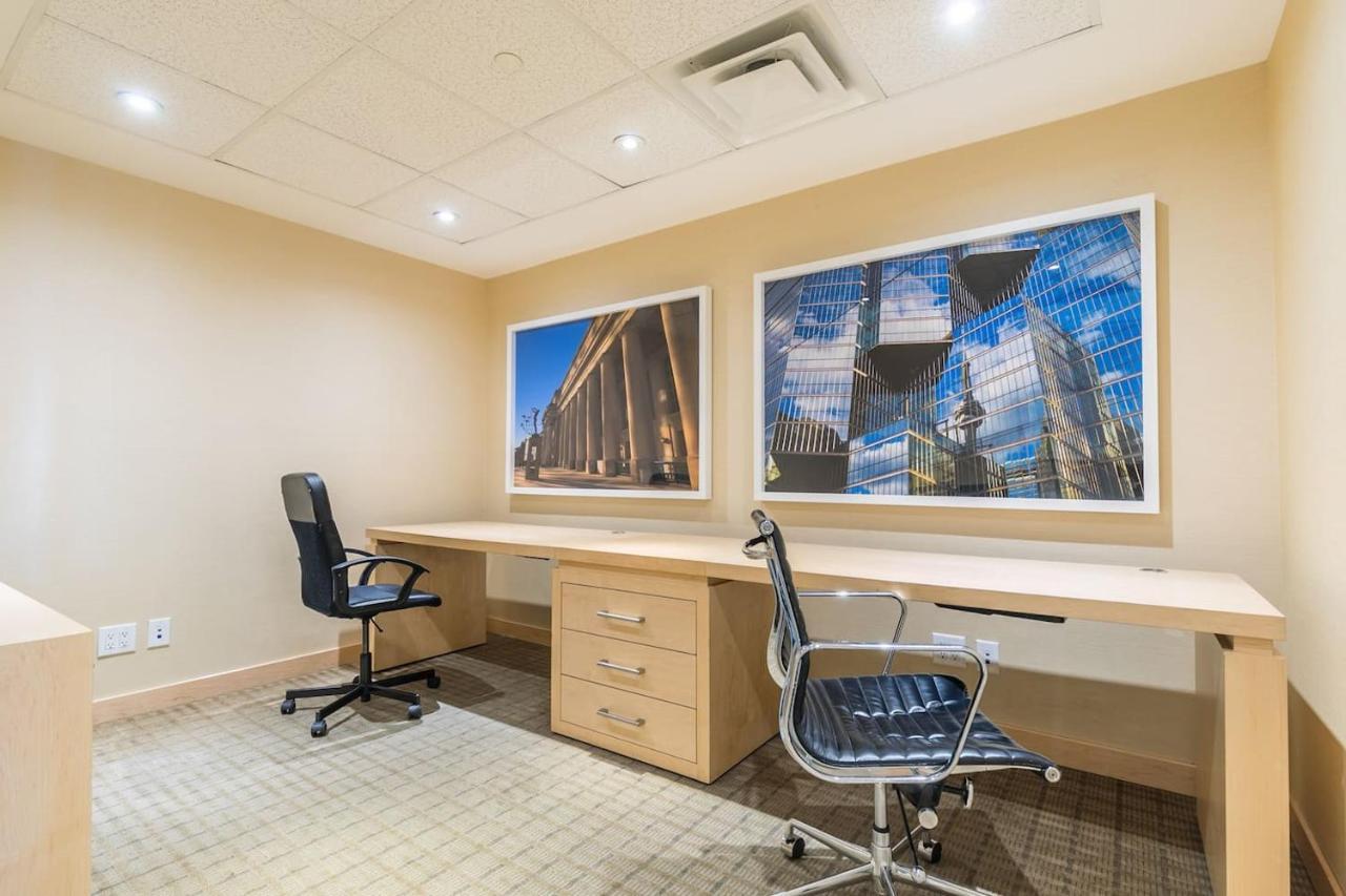Gorgeous 1Br W/Parking Across The Scotiabank Arena Toronto Exterior photo
