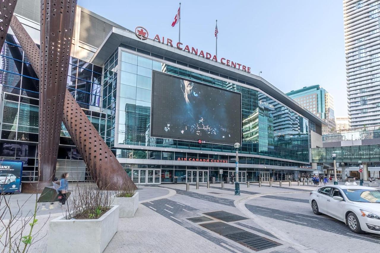 Gorgeous 1Br W/Parking Across The Scotiabank Arena Toronto Exterior photo