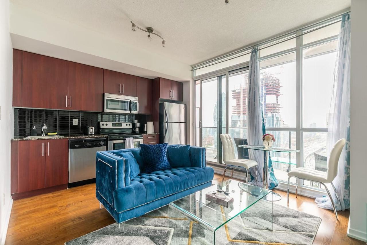 Gorgeous 1Br W/Parking Across The Scotiabank Arena Toronto Exterior photo