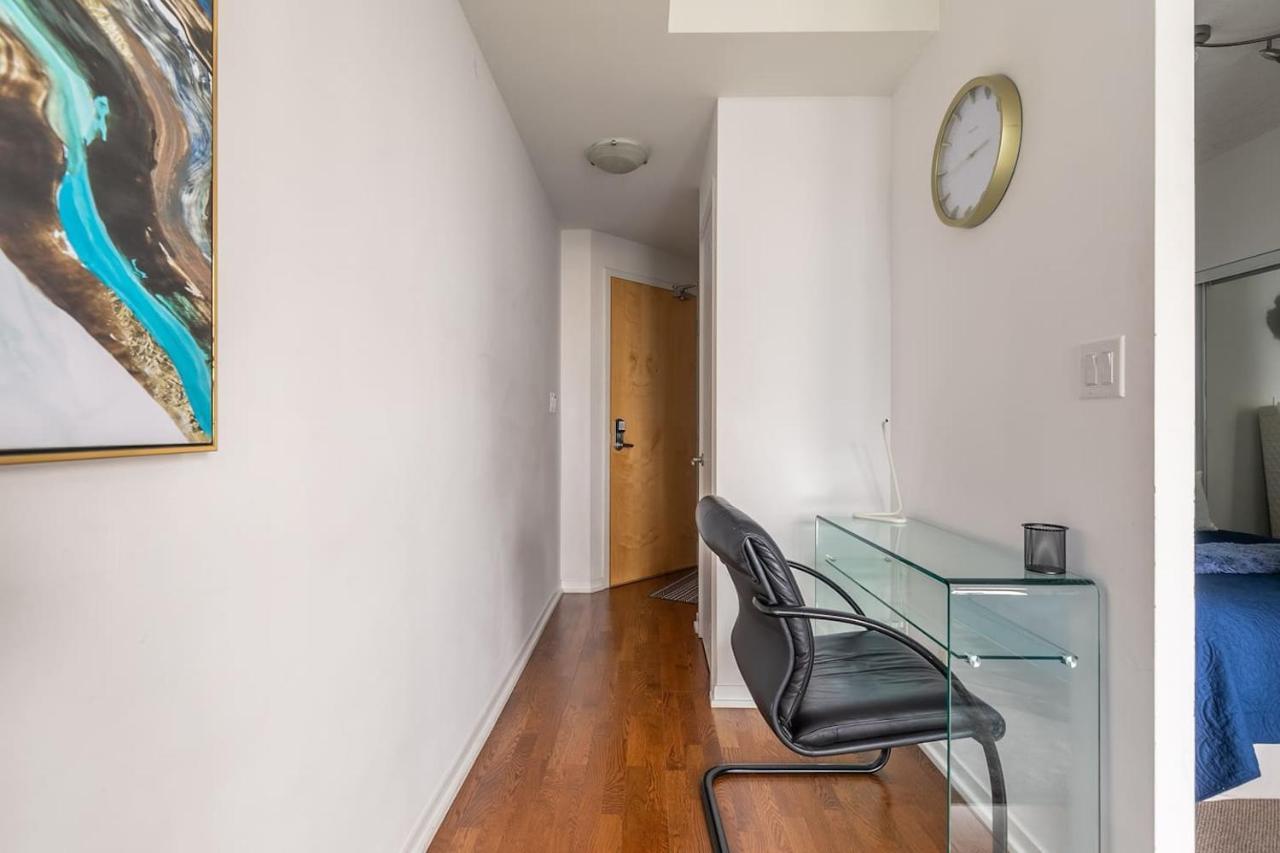 Gorgeous 1Br W/Parking Across The Scotiabank Arena Toronto Exterior photo